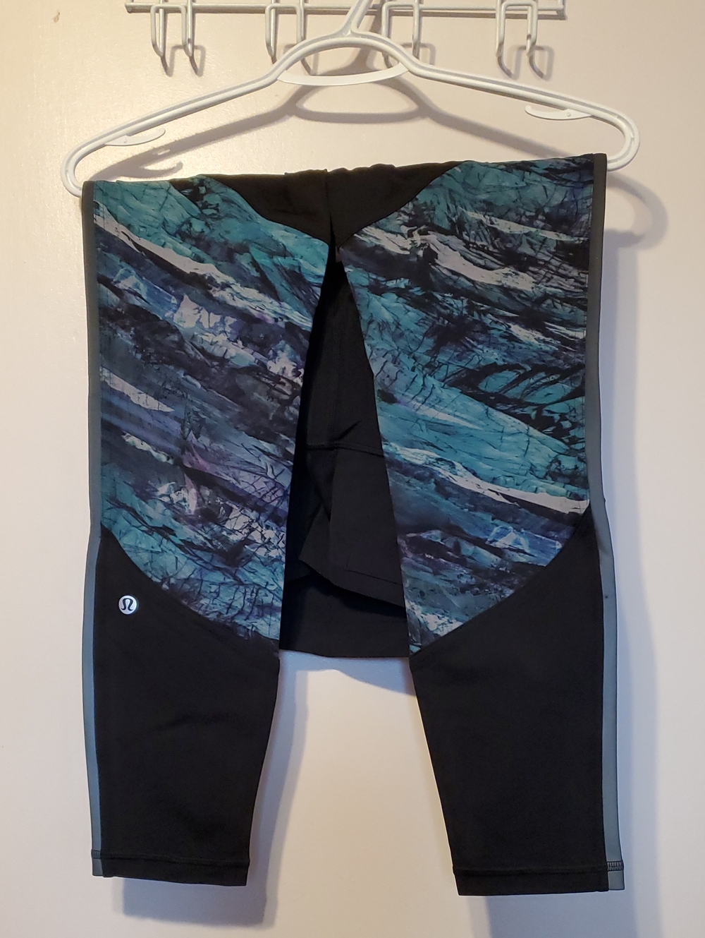 lululemon athletica Black and Teal Patterned Leggings .